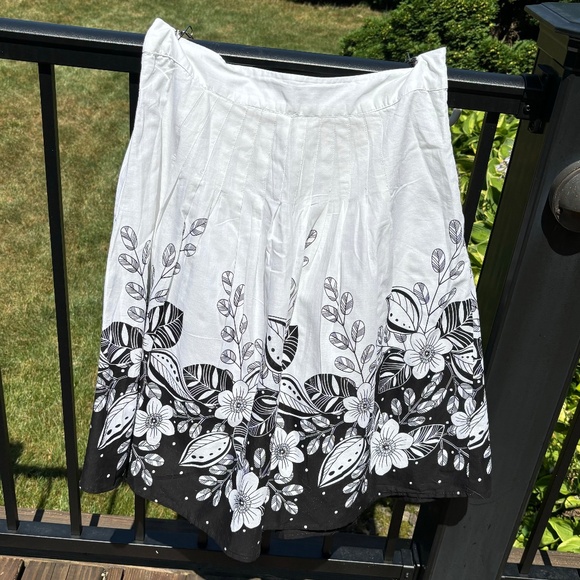 Vintage GH Bass & Co White and Black Floral Print Skirt - fully lined - Size 6 - Picture 1 of 8